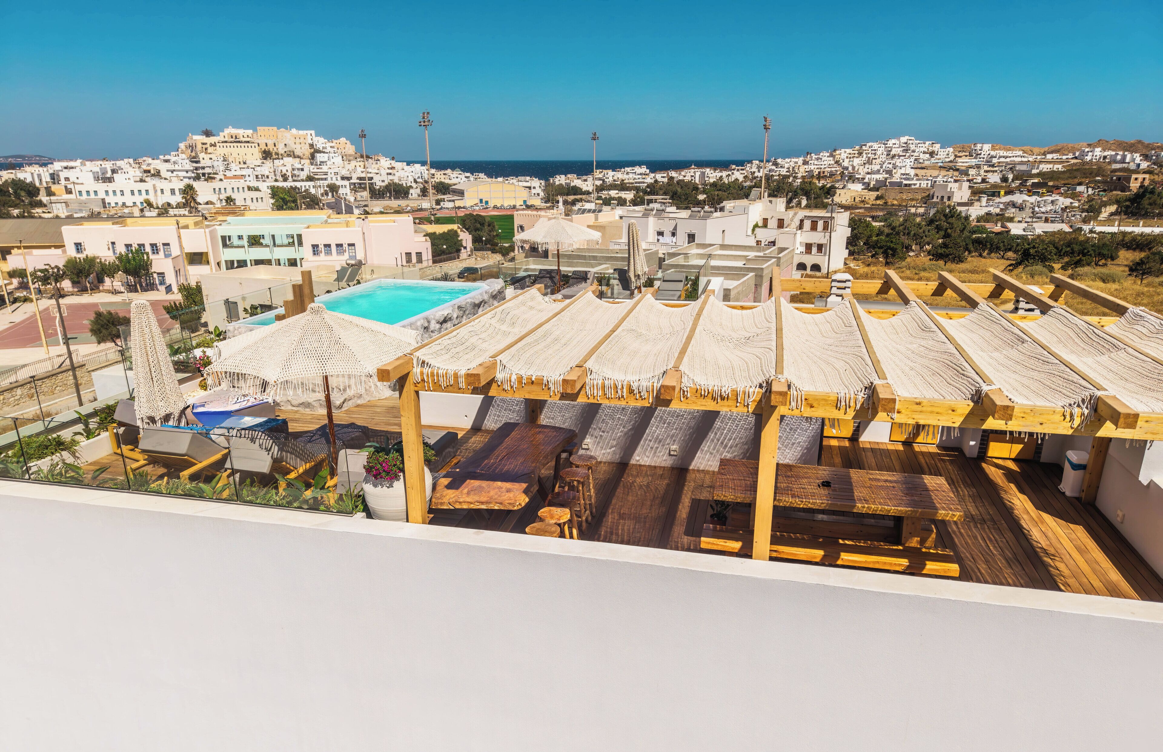 Een seizoensgebonden buitenzwembad en parasols bij het zwembad