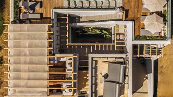 Hồ bơi ngoài trời phục vụ theo mùa, dù/ô trên bãi biển/hồ bơi