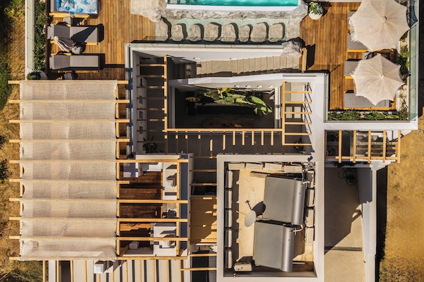 Piscina a l'aire lliure de temporada, para-sols i gandules