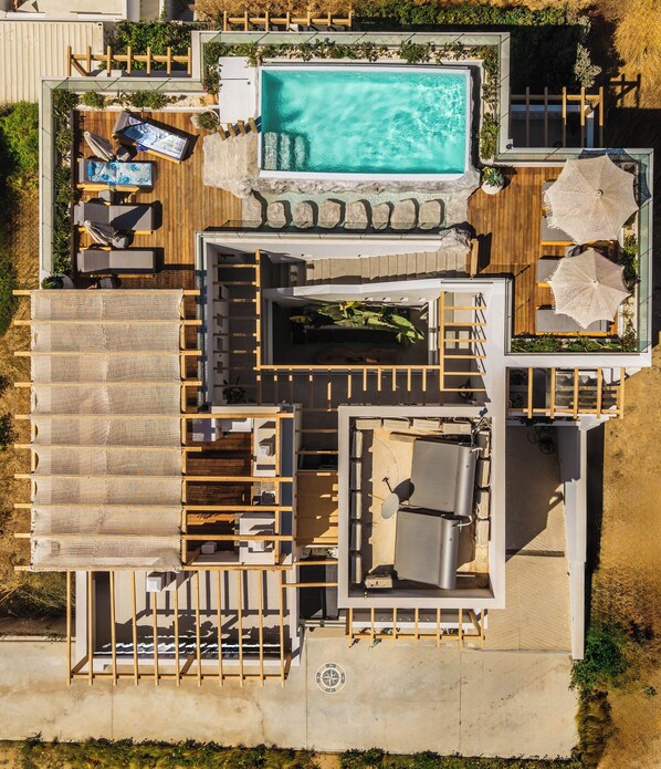 Piscine extérieure (ouverte en saison), parasols de plage