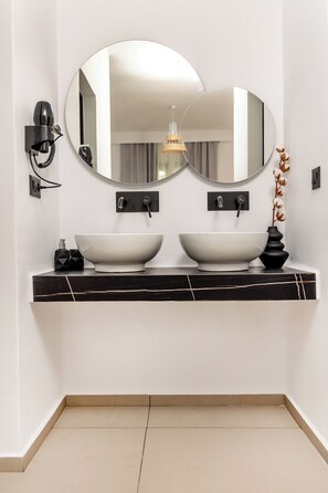 Junior Double Room | Bathroom | Shower, slippers, towels - Alenor City Hotel (Naxos)