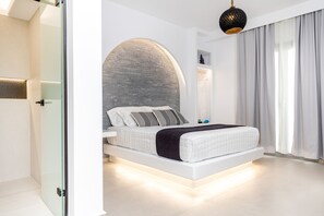 Habitación triple urbana | Caja de seguridad en la habitación y decoración personalizada