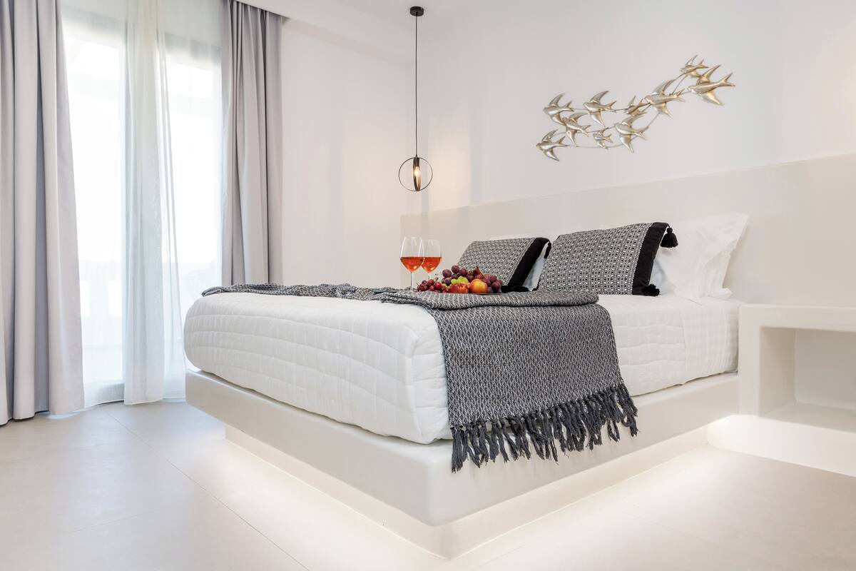 Zimmersafe, individuell eingerichtet, Verdunkelungsvorhänge