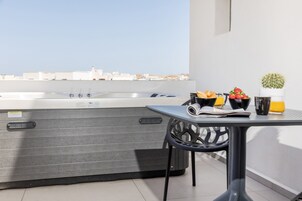 Una cocina moderna con horno integrado y comedor con mesa y sillas.
