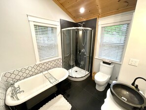 Badewanne, Handtücher, Toilettenpapier