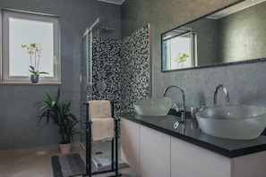 Ducha, secador de pelo, toallas