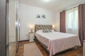 3 habitaciones, tabla de planchar con plancha, wifi y ropa de cama 