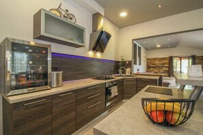 Refrigerador, microondas, horno y lavavajillas 