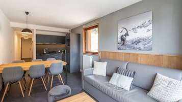 Kylskåp, mikrovågsugn, spishäll och diskmaskin