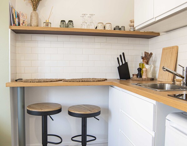 Fridge, coffee/tea maker