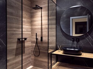 Regadera, amenidades de baño ecológicas, secadora de cabello, toallas 