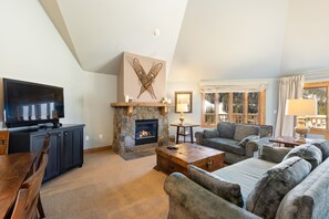 Condo, 3 Bedrooms | Living area