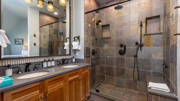 Condo, 3 Bedrooms | Bathroom | Towels, shampoo