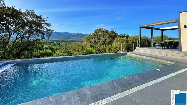 A swimming pool with a view of mountains and trees. - Villa Ciste - 12/15pers - Heated swimming pool - Panoramic mountain view - (Zonza)