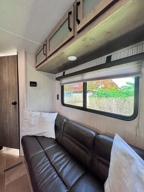 Fernseher, DVD-Player, Bücher