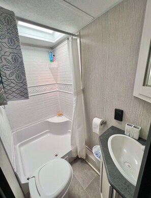 Dusche, Handtücher, Seife, Shampoo