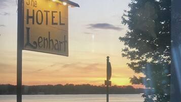 Ein Hotelschild mit dem Schriftzug "The Hotel Lenhart" vor einem Sonnenuntergang.
