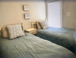 4 bedrooms, iron/ironing board, free WiFi, bed sheets