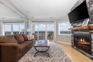 Télévision, cheminée, services de streaming, espaces bureaux