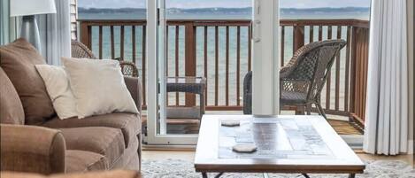 Televisie, een open haard, streamingdiensten en een kantoor