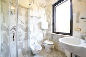Shower, free toiletries, towels - A.G. Holiday Hotel (Sirmione)