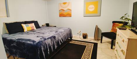 2 室のベッドルーム、デスク、アイロン / アイロン台、旅行用ベビーベッド