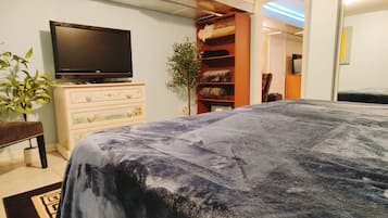 2 bedrooms, desk, iron/ironing board, travel crib