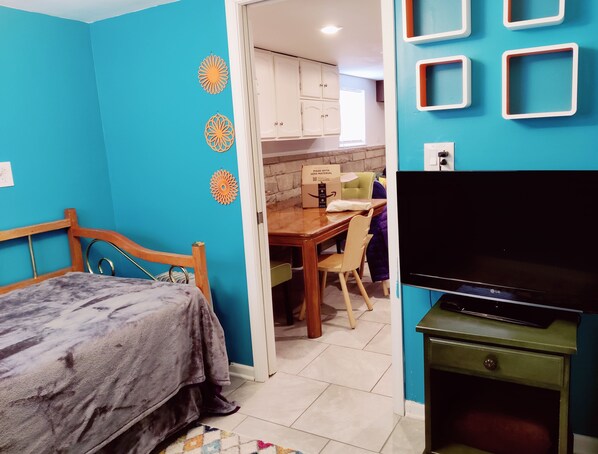 2 chambres, bureau, fer et planche à repasser, lit de bébé portatif