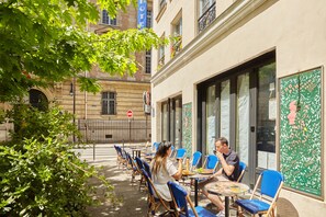 Front of property - Le Petit Borda (Paris)