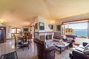 TV, fireplace - PINTAU HOUSE: prestigious property (Cala Gonone)