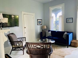 TV, video games, DVD player, books - Victorian on Garden: Best Location in Town (Bellingham)