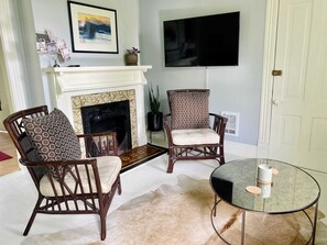 TV, video games, DVD player, books - Victorian on Garden: Best Location in Town (Bellingham)