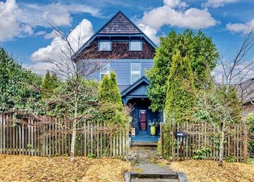 Victorian on Garden: Best Location in Town
