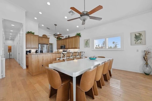 Serendipity: Beachfront House with Hot Tub & Golf Cart