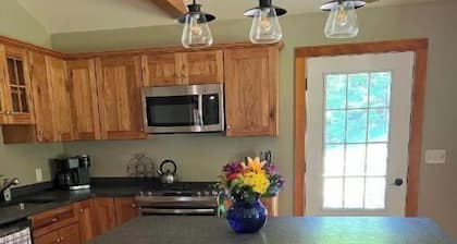 Cozy retreat in beautiful country setting