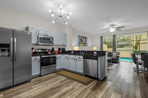 Frigorífico, microondas, horno y placa de cocina