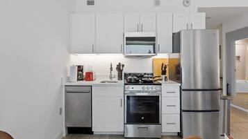 Refrigerador, microondas, horno y parrilla de estufa