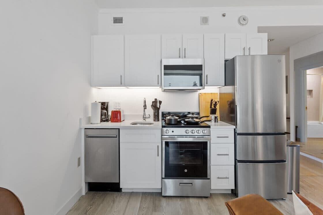 Frigorífico, microondas, horno y placa de cocina