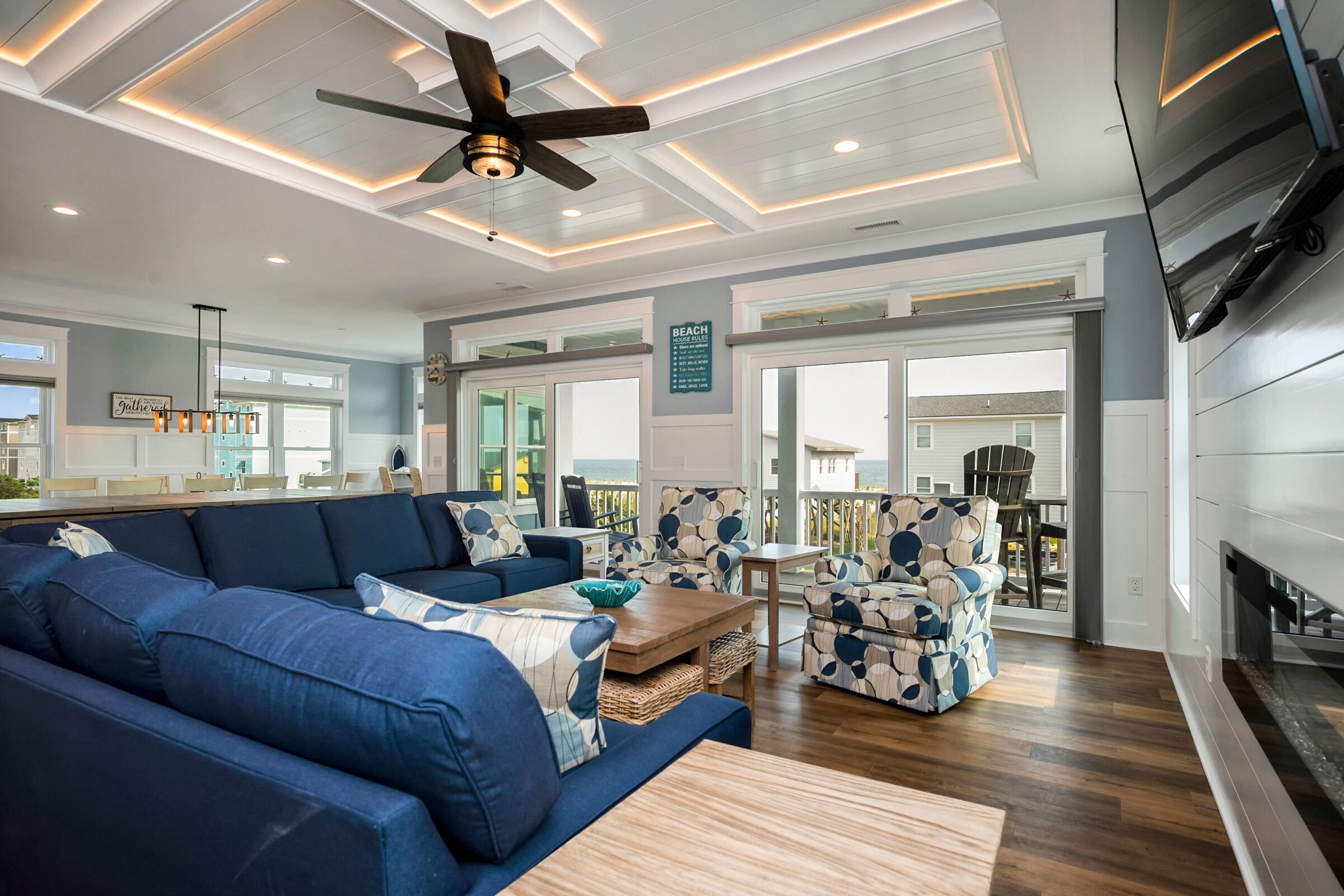 Televisión y chimenea 