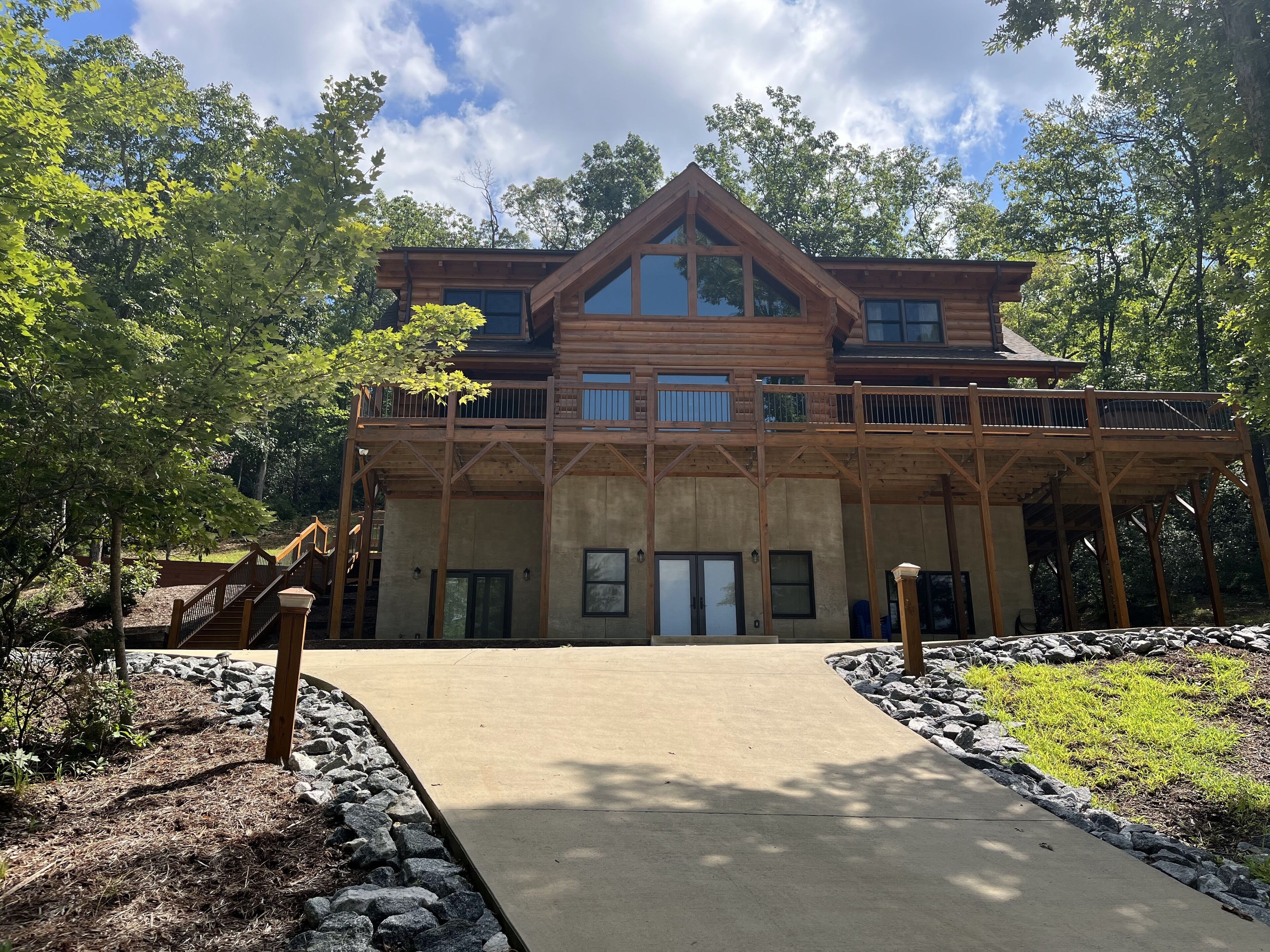 Upscale Log Cabin,Hot Tub, Dogs OK