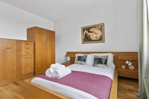 2 bedrooms, desk, iron/ironing board, WiFi