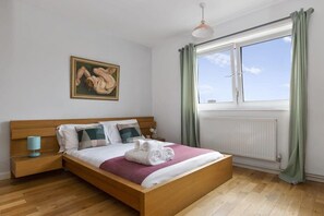 2 soverom, skrivebord, strykejern/-brett og wi-fi