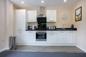 Fridge, microwave, oven, stovetop - Modern 2 Bedroom Apartment, Manchester (Greater Manchester)