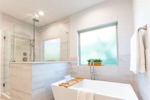 Ensemble douche/baignoire, sèche-cheveux, serviettes fournies, savon