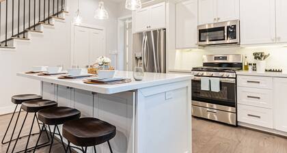 Modern Large Home for Groups, 7 Beds, 3.5 Bathrooms, Private Driveway & Yard