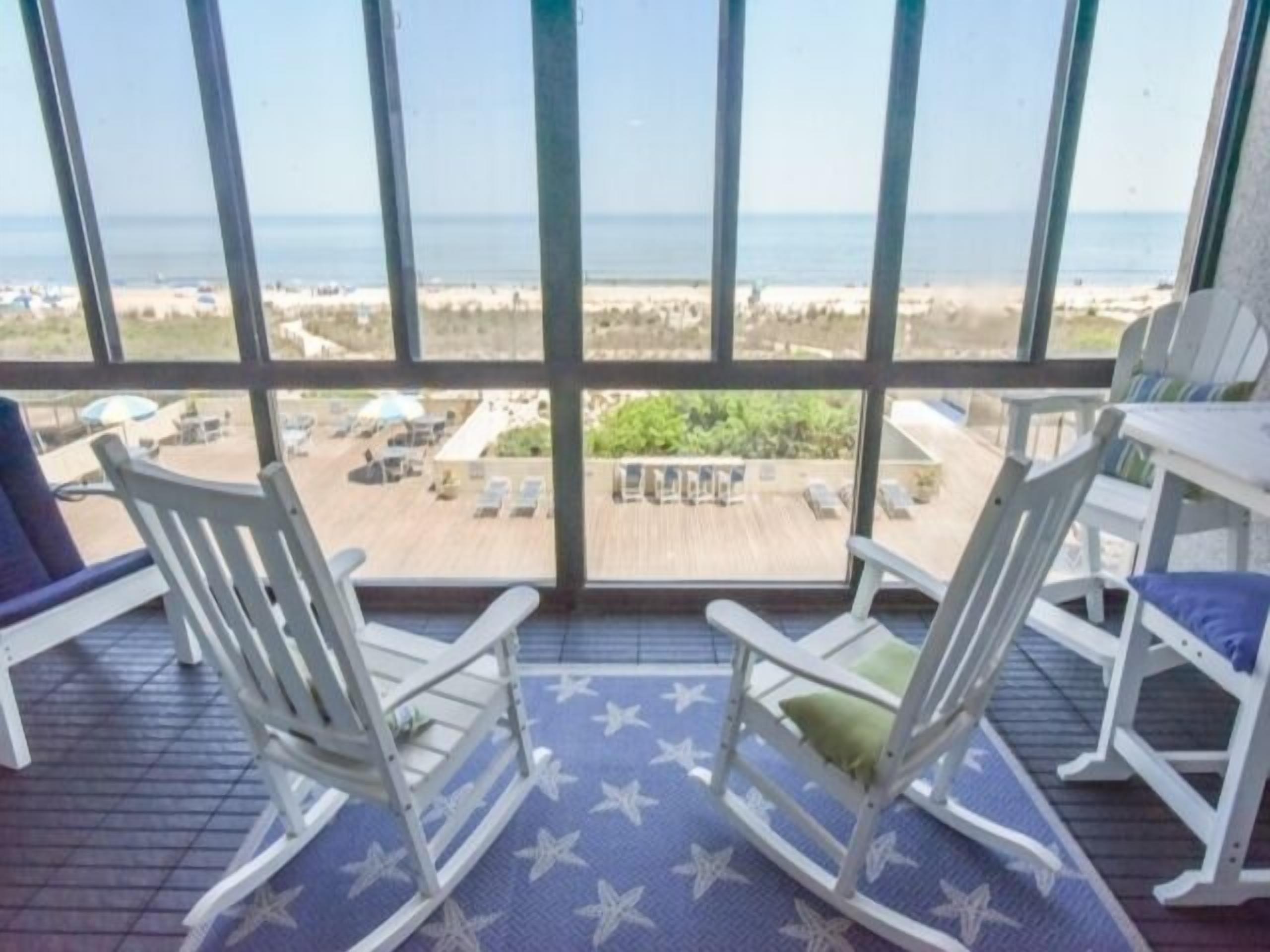Direct ocean front 1 Bedroom + Den * AC * Pool * WiFi * Elevator building * Fun!