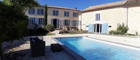 Una piscina al aire libre