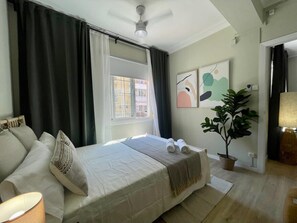 3 bedrooms, desk, iron/ironing board, WiFi - Modern & comfy 3BD in Avinguda Paralel (Barcelona)