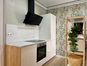 Fridge, microwave, oven, stovetop - Modern & comfy 3BD in Avinguda Paralel (Barcelona)