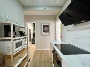 Fridge, microwave, oven, stovetop - Modern & comfy 3BD in Avinguda Paralel (Barcelona)